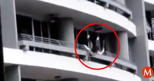 Así cayó pareja del piso 12 de un edificio