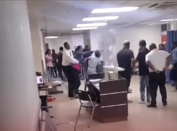 Violencia en el Hospital Darío Contreras: Varios haitianos agreden a médicos y enfermeras en pleno turno