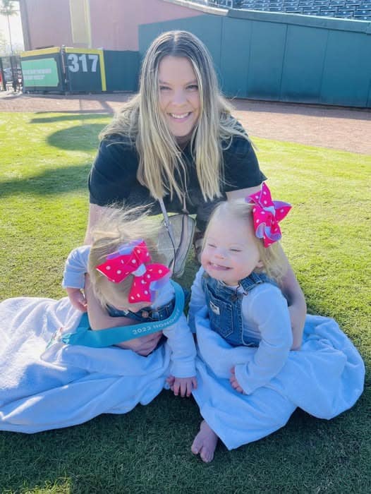 Mamá de gemelas con síndrome de Down explota por las críticas