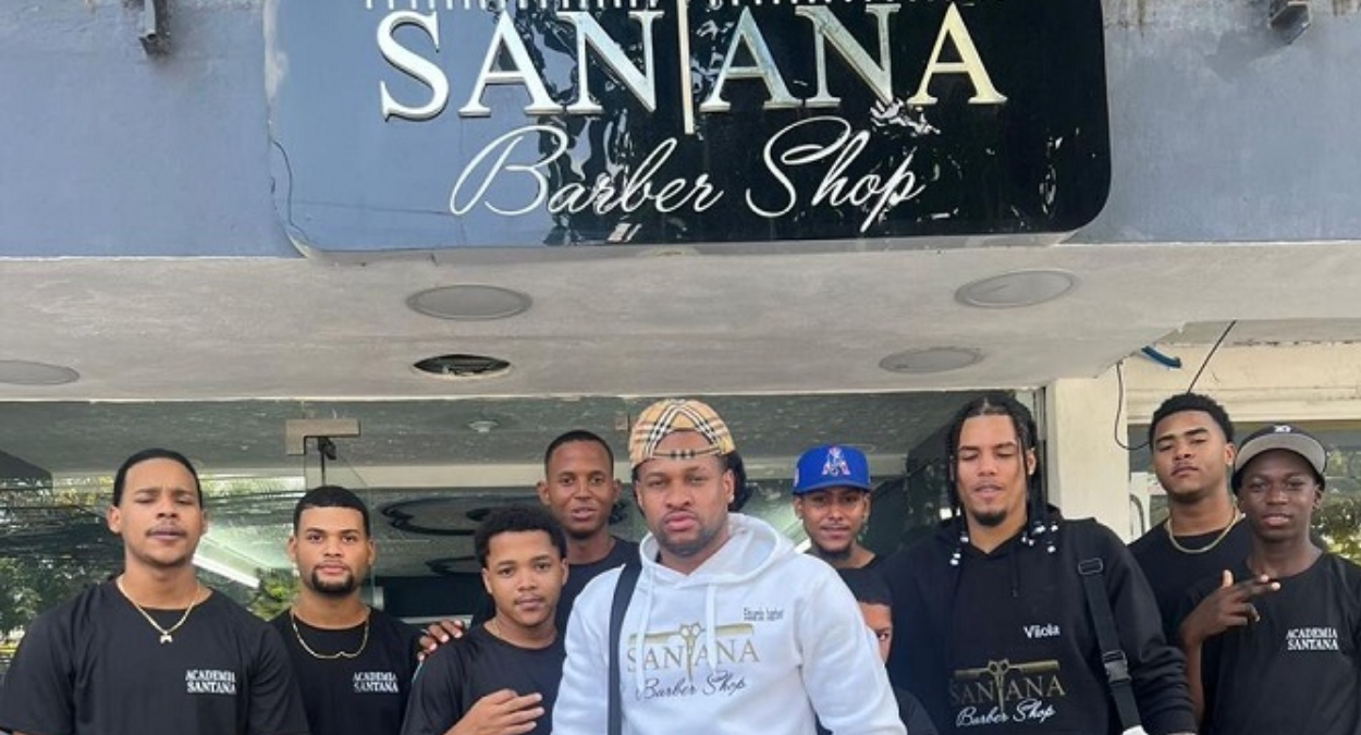 Intervienen Santana Barber Shop en Santiago