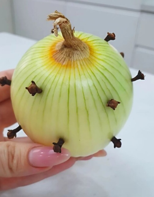 Mi abuela siempre pone un clavo en la cebolla: me sorprendí cuando me enteré de por qué.
