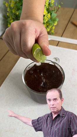 Mezcla café en agua hirviendo con limón: el truco casero que muchos usan para apoyar la pérdida de peso