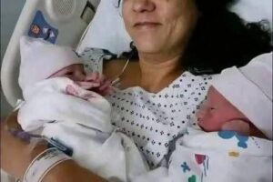 Mujer de 58 años dio a luz a gemelos y la historia detrás sorprendió a miles